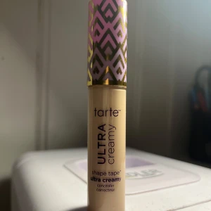 Tarte Shape Tape Ultra Creamy Concealer - En bra concealer från Tarte. Köpt på Sephora. 💕 Knappt använd! Mycket produkt kvar och i fint skick. Säljer pga fel färg 