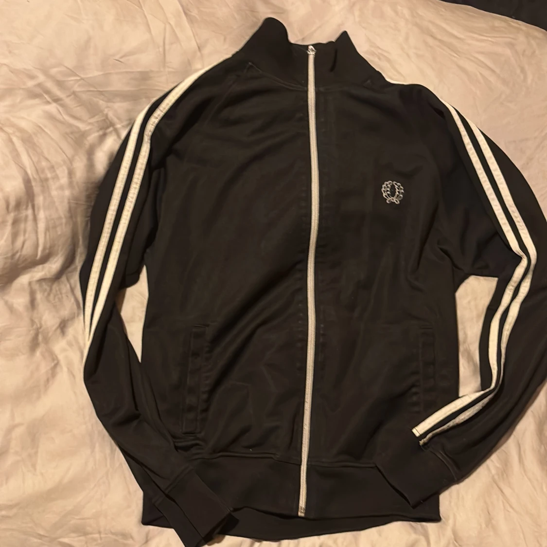 Svart track jacket med vita ränder (STL S)