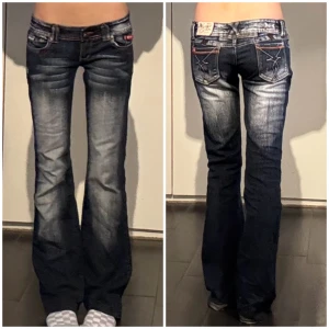 Crazy age lågmidjade jeans  - Sååå snygga jeans från crazy age. Med en snygg wash och massa fina detaljer. I mycket bra skick. Jeansen ska ha en annan wash längst ner på benen, dock har de blivit lite skavda vid hälarna. Men detta är verkligen ingenting man tänker på!   Storlek: 40 (skulle säga M)  Midjemått ~ ca 40cm (mätt platt)  Längd ~ ca 102cm (mätt platt)   💗 Färger kan se lite annorlunda ut i verkligheten eftersom jag tar bilderna med mobilkamera  💗 Mått kan skilja sig +-1cm  💗 jag tar inte emot returer så komma mått!