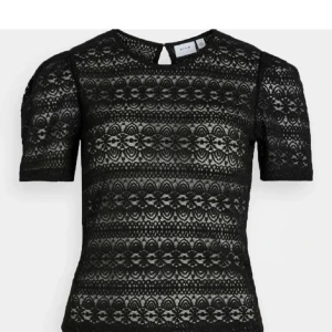 Svart spetstopp från Vila - Elegant svart spetstopp från Vila med korta ärmar och ett vackert mönster. Perfekt för en stilren look med en touch av romantik. Den är aldrig använd💕💕