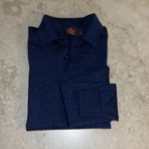 Mörkblå tröja från Morris - Tjena! Säljer en stilren mörkblå tröja från Morris i 100% merinoull. Den är i storlek XS den är i bra skick nypris! 1200kr