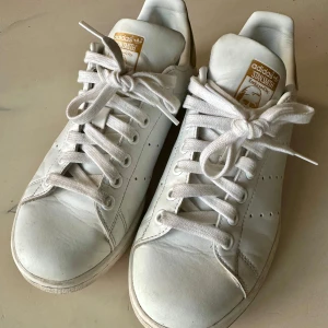 Adidas Stan Smith skor  - Fina sneakers, fint exemplar!  Använt ett fåtal gånger. 