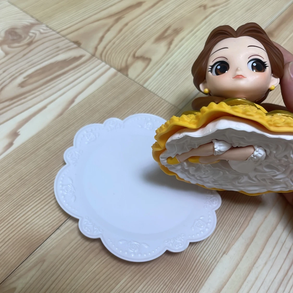 Figur av Belle i gul klänning - 4