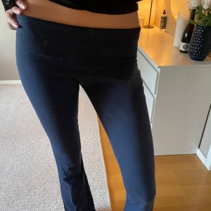 Mörkblå yogabyxor - Snygga mörkblå yogabyxor med hög midja och bootcut-stil. Perfekta för en avslappnad men stilren look. De är tillverkade i ett mjukt och stretchigt material som ger en bekväm passform.