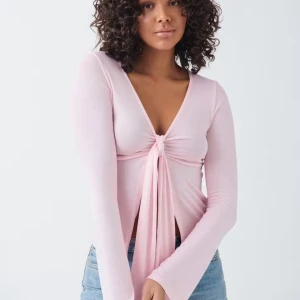 Rosa knytblus - Säljer en söt rosa blus med knyt framtill. Storlek M och sitter bra. Blusen har långa ärmar och en djup v-ringning, perfekt för en stilren look. Den är gjord i ett mjukt och bekvämt material.