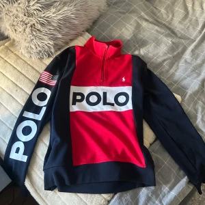 Ralph Lauren tröja - Säljer en snygg röd och svart tröja från Ralph Lauren i Storlek M🥳⭐️