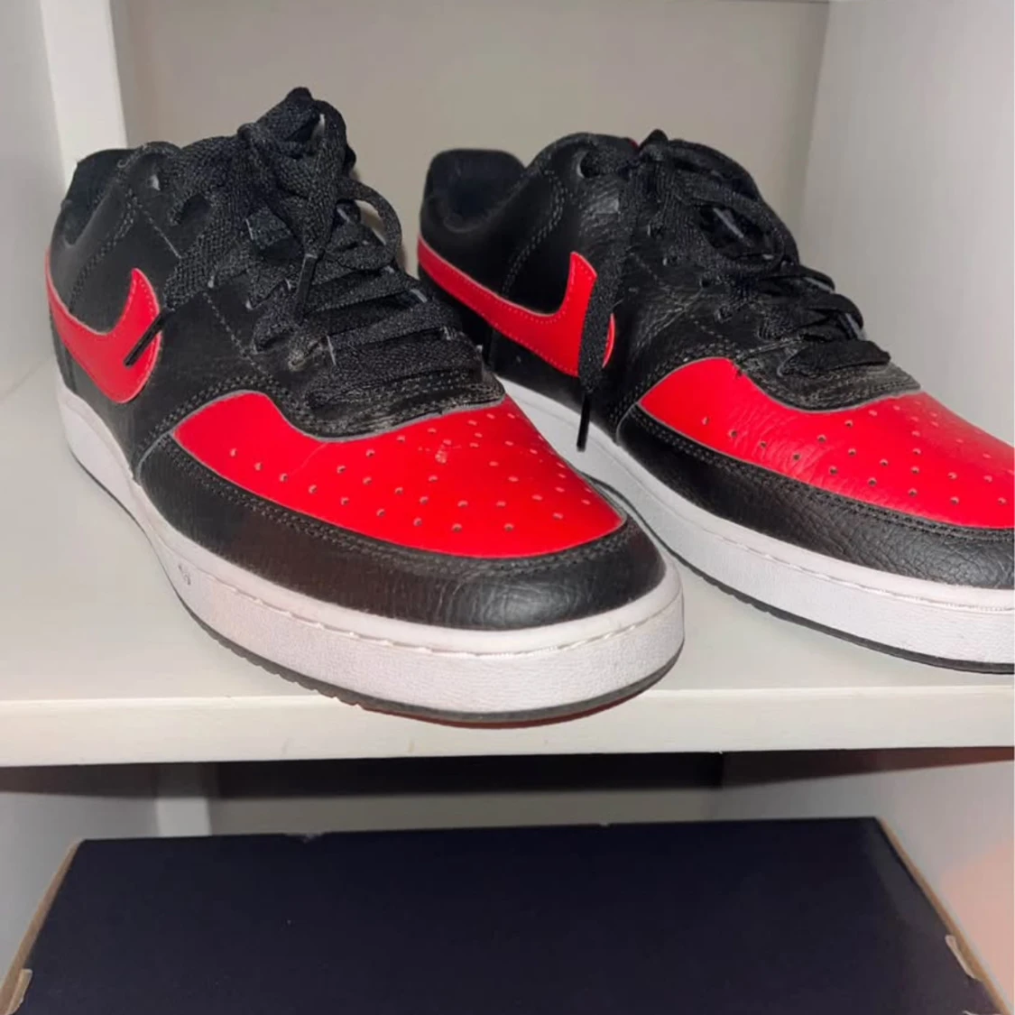 Nike sneakers i svart och rött