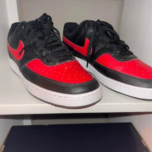 Nike sneakers i svart och rött - Nike skor knappt använda storlek 40.5