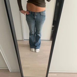 lågmidjade jeans  - Snygga blå bootcut jeans med låg midja. dom är uppsprättade men dom är super fina annars! skriv för mått eller mer bilder❤️