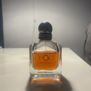 Stronger With You Intensely från Emporio Armani - Säljer en flaska Stronger With You Intensely från Emporio Armani. Parfymen har en elegant glasflaska med en rundad svart kork och en varm bärnstensfärgad vätska. Perfekt för den msom vill ha en intensiv och sofistikerad doft. Skulle gissa på att den har 65-70% kvar!