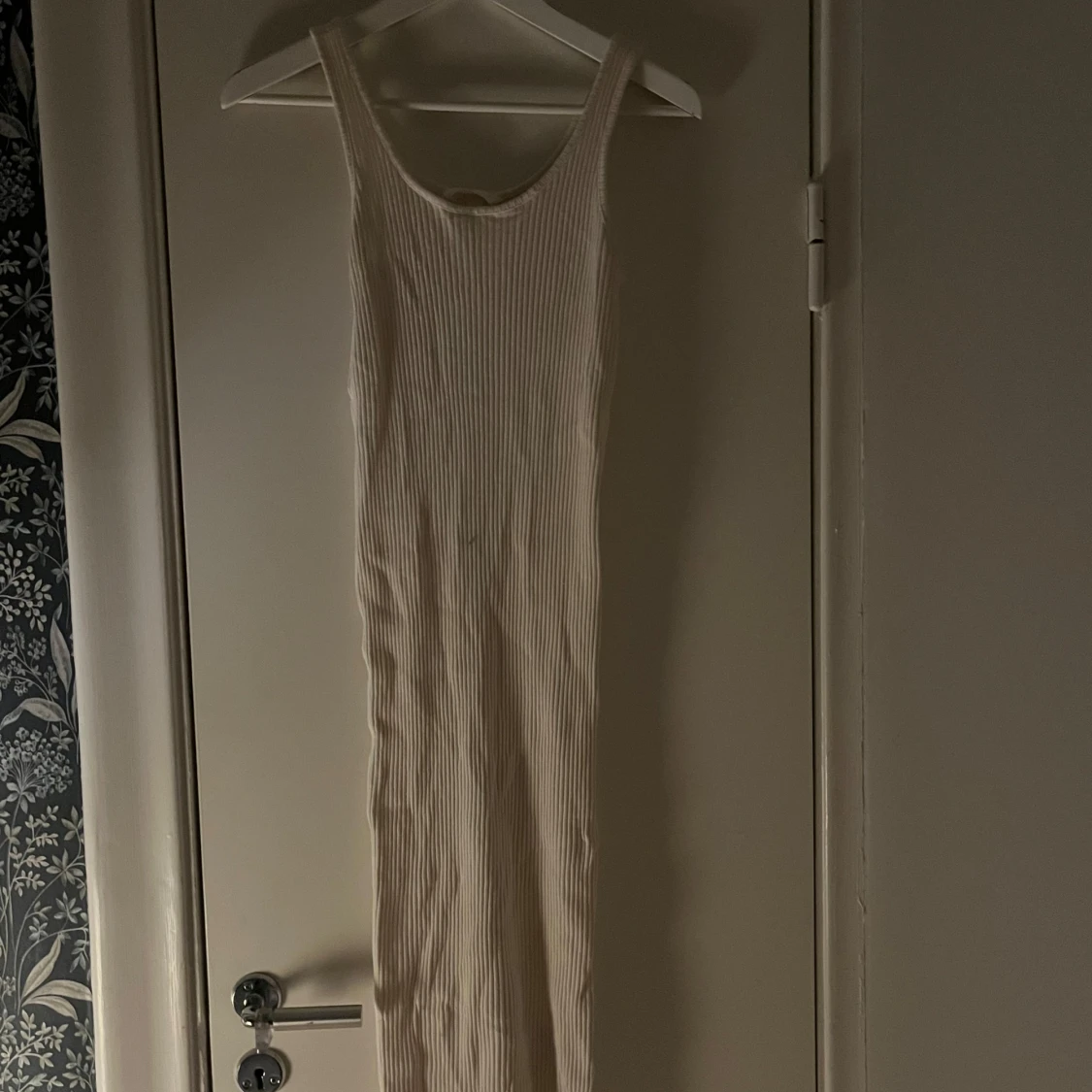 Vit ribbad långklänning