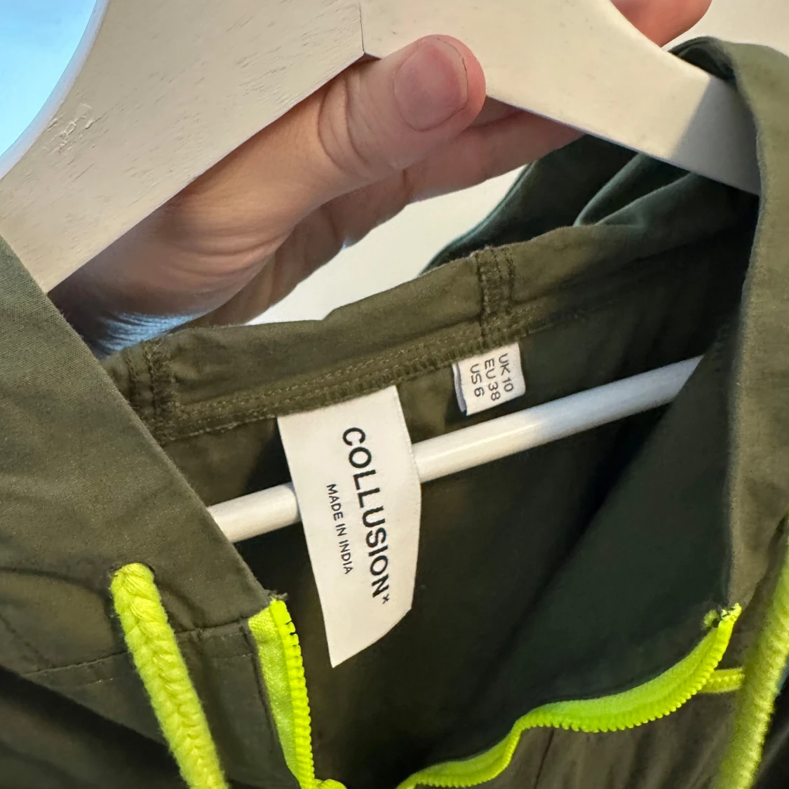 Olivgrön jumpsuit från Collusion - 2