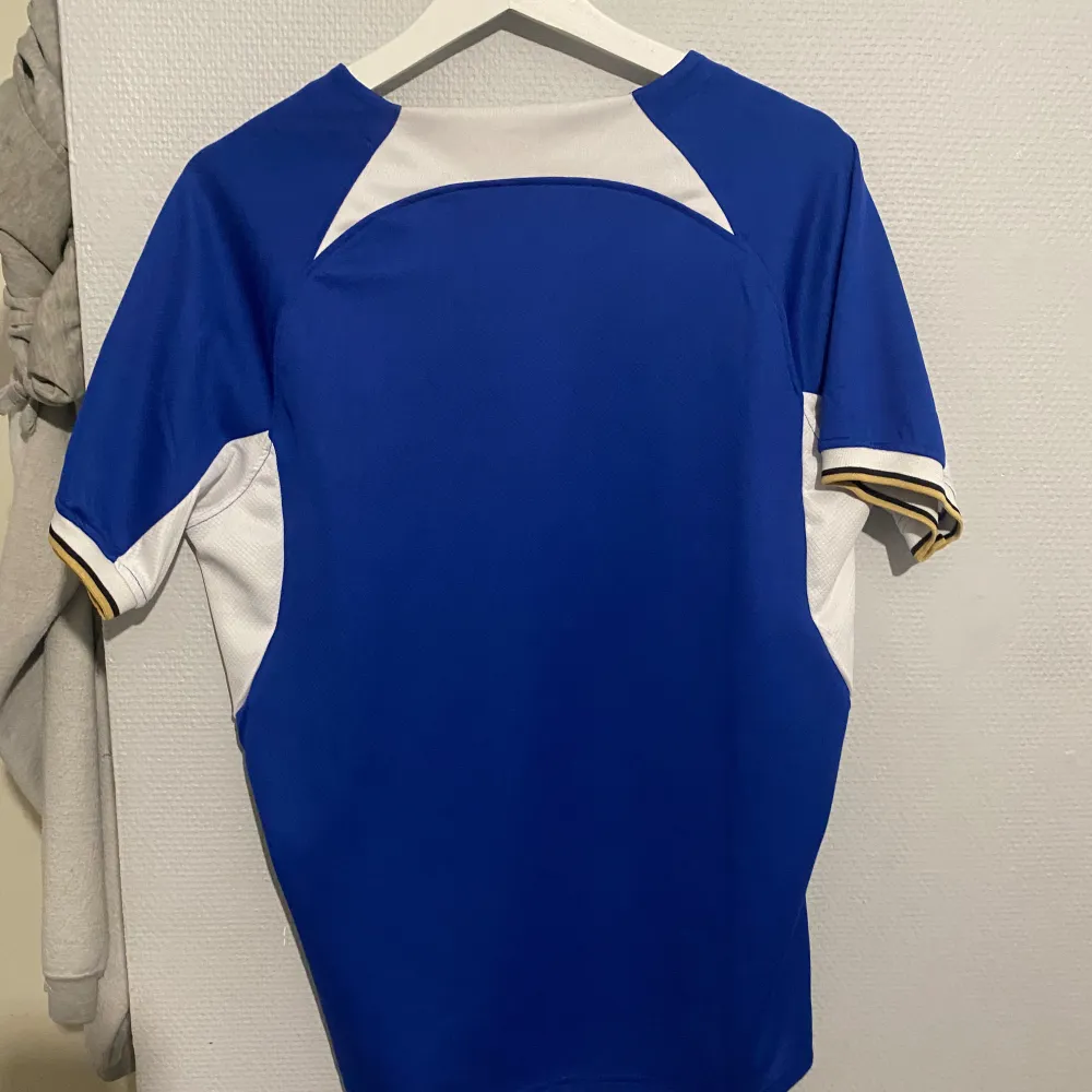 Säljer ett Chelsea fotbolls kit. Köpte förra sommarn men knappt använt. Legat i min garderob. Size M. T-paidat.