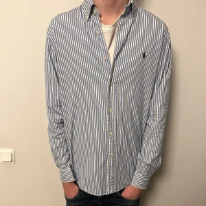 Ralph lauren skjorta  - Riktigt snygg Ralph Laurent skjorta | Storleken är M passar mer som L, kan fixa mått | hör av er vid frågor!