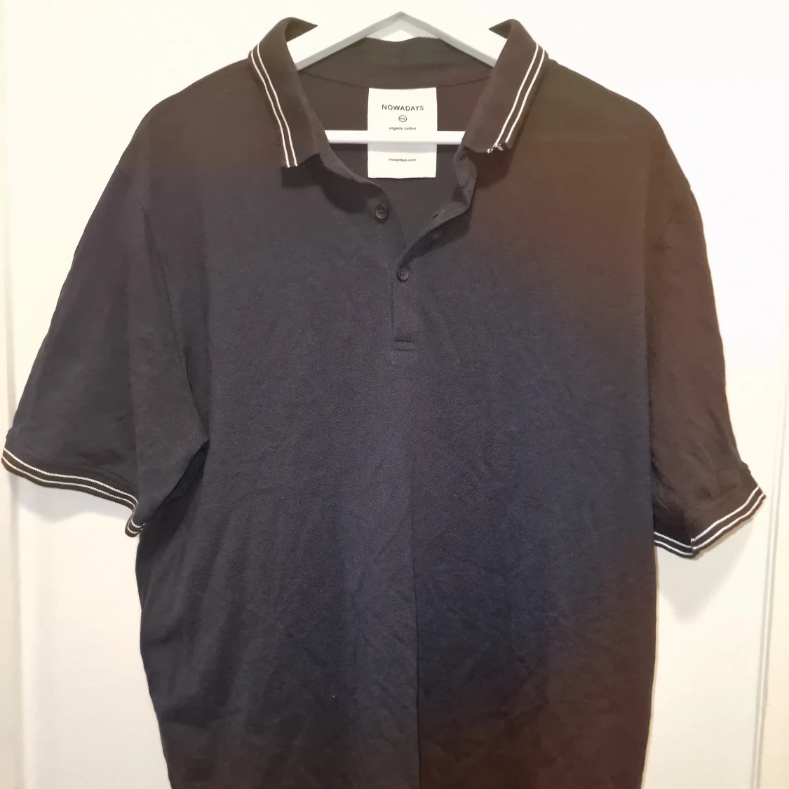 Mörkblå pikétröja från Nowadays