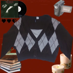 Brun cropped kofta  - Säljer en brun kofta från HM med ett argyle-mönster i vitt och och brunt. Koftan har en croppad passform och knappar framtill. Perfekt för hösten!