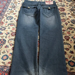 Baggy true religion jeans - Tvär feta true religion jeans med riktigt skön och baggy passform🔥lite heelbite men annars mycket fint skick💯 mått: 46/108/78/23dm för frågor eller funderingar🔥💯