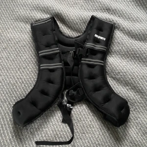 15kg viktväst från MMSports - Säljer en viktväst från mmsports i i princip nyskick. Använd endast ett fåtal gånger. Köptes i November 2024. Den väger 15 kg och har inga skador. Nypris: 1000kr. Passar alla storlekar.