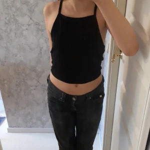 Svart linne  - Säljer ett vanligt svart linne i xs💞💞