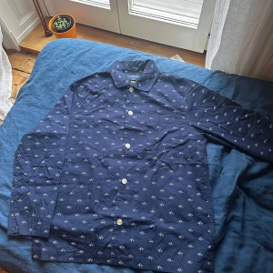 Polo Ralph Lauren Pyjamas Set - Mörk blå med RL insignias. Använt väldigt få gånger så som ny, fick den i julklapps present. Storlek M. Kan skicka autenticitet verificationen om önskas.