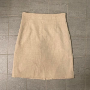 Kostymkjol - Fin kostymkjol med slits baktill, sparsamt använd. Har även ett mindre skärp att skicka med som hör till om så önskas.