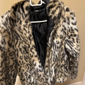 Pälsjacka, leopardmönstrad  - Superfin leopard jacka med luva. Jackan är i gott skick, storlek S. ❗️Ej riktig päls❗️