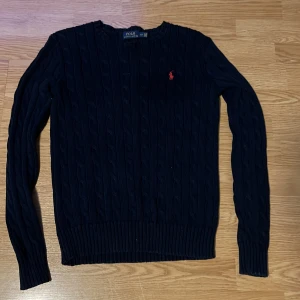 Ralph Lauren Cableknit - En marinblå Ralph lauren cable knit, storlek S, passar slim fit och är i superbra skick!😊
