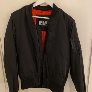 Urban Classics bomberjacka - Inte använt mycket alls eftersom jag växte ur den fort. Så den har inga defekter överhuvudtaget. I stort sett i nyskick. Köpt för 699kr.
