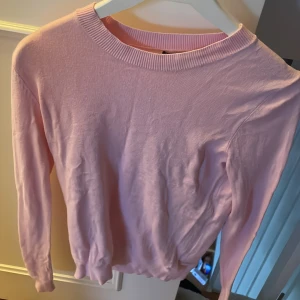 Rosa tröja från 157 - Säljer en söt rosa tröja från 157 i storlek XS. Tröjan har långa ärmar och en rund halsringning med ribbade kanter. Perfekt för en avslappnad stil. 💖
