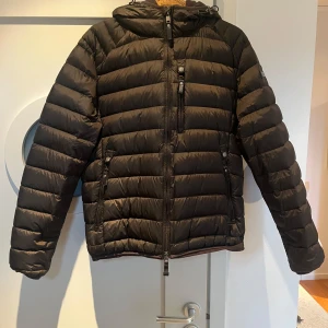 Dunjacka från Cedrico - Tjeena! Säljer en oliv brun/grön färgad dunjacka från cedrico, i riktigt bra skick! Sparsamt använd i knappt en sesong. Köpt ifrån hemsidan för 4000, för den som undrar! Riktigt varm o skön samt stilren jacka med lite snygga detaljer. Passar perfekt på 183 cm, lite kortare om något. Hoppas alla användbar info kom med, annars är det bara att skriva om fler bilder eller annan info önskas, så löser jag! Allt gott, Leo