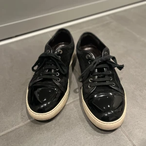 Lanvins box dustbag ingår - Säljer mina lanvins då jag inte använder dem mer. Storlek 41 men passar även strl 42 inga större defekter förutom lite slitna vid sulan.