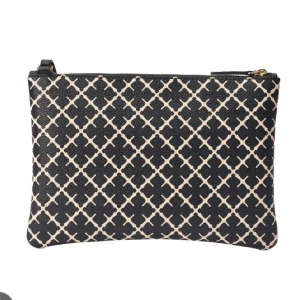 malene birger - Snygg kuvertväska med ett elegant svart och vitt mönster. Väskan har en praktisk dragkedja upptill och är perfekt för att bära med sig det viktigaste. En stilren accessoar som passar till många tillfällen.