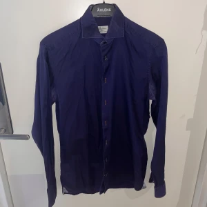 Stenströmskjorta - Snygg mörkblå skjorta från Stenströms i slim fit. Tillverkad av tvåfaldig super cotton för en lyxig känsla. Skjortan har långa ärmar och knappar framtill. Perfekt för en stilren look. Pris kan diskuteras✅
