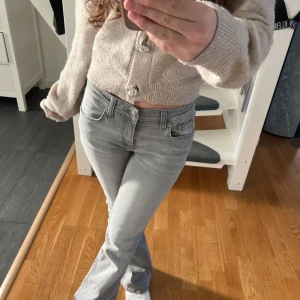 Grå bootcut jeans - Grå Lågmidjade jeans från lager 157💕storleken short length XS💕 Har endast använt dom 3-4 gånger. Lite slitet nere vid hälen på ena benet och sedan en liten vit fläck som jag själv aldrig lagt märke till men som syntes nu i solljuset, den fläcken är på insidan av låret💕