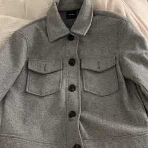 Grå kappa  - As Nice grå kappa från vero Moda. Jätte skön.