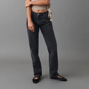 Svarta/mörka jeansbyxor - Ginas tricots ”low straight jeans” stolek. 38 