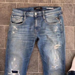 Replay Anbass - Tja! Säljer nu mina Replay Anbass i storleken 30x32! Jeansen är i bra skick förutom att det är två små slitningar på baksidan (se bild 5). Jeansen passar dig perfekt från 175-185 🙌🏼Nypriset ligger på ca 1700 och mitt pris är inte hugget i sten så det är bara att höra av sig vid eventuella frågor eller funderingar! 🙏🏼