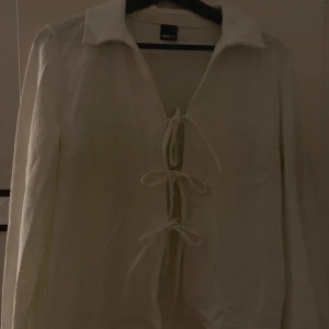 Vit blus - Jättefin blus som är i väldigt bra skick! Bara använd ett fåtal gånger