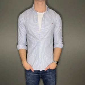 Ralph lauren skjorta - Hej säljer nu min fina Ralph Lauren skjorta i storlek S men passar också M. Den är i nyskick och kommer vara otroligt snygg nu i vinter och framåt våren. Nypris cirka 1500kr! Vi kommer att sälja liknande produkter nu närmare våren så glöm inte följa profilen!🌊🍾