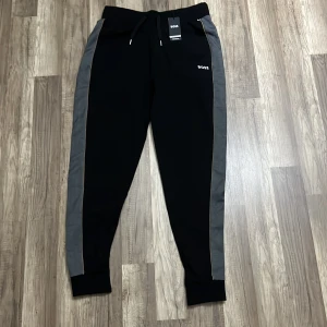 Svarta mjukisbyxor från Boss - Säljer dessa helt nya boss mjukis byxorna då dom va för stora.