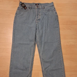 Ljusblå jeansbyxor från Dickies - Säljer ett par ljusblå jeansbyxor från Dickies. Aldrig använda eftersom att jag beställde fel storlek och har därmed aldrig använt dom‼️🤝