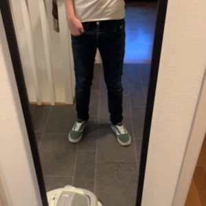 Mörkblå jeans från Replay - Säljer mina replay jeans. Jag tror de är en äldre modell av anbass då de inte står något i men tycker de känns väldigt lika i passformen. Modellen är 180 och väger 65. Skick 8,5/10 Inga defekter men rätt använda. Dem är uppsydda då jag har trampat ner dem men de är inget man tänker på. Storleken är 30/32 men skulle säga att dem sitter lite mer som 30/30 då dem är något korta för mig. Skriv vid frågor eller liknande😀😀