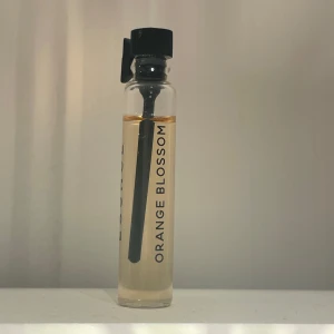 Orange Blossom ESSNCE - Info står i bilderna💕kul om man vill testa en ny doft men inte vågar köpa en stor parfym!