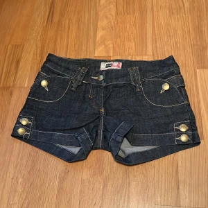 Mörkblå jeansshorts - PRIS KAN DISKUTERAS🌸 Så coola mörkblå jeansshorts från River Island med snygga detaljer och fickor både fram och bak. Kan kläs upp och ner till en mer avslappnad look. De har en lågmidjad passform och är gjorda i ett slitstarkt denimtyg. Knappt använda, köpta på vinted. 