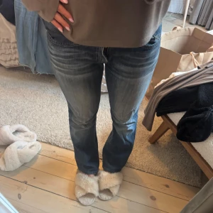 Blå bootcut jeans - Snygga blå bootcut jeans low waist från levis. Står ingen storlek men passa mig som är 160 o oftast har xs