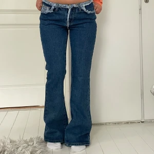 Lågmidjade jeans - Så sjukt snygga Lågmidjade jeans från Prettylittlething. Midjemått: 39 och innerbenlängd: 77cm. Jag är 159cm lång. Byxorna är oanvända och har lappen kvar. 