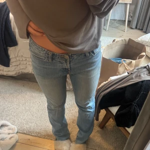 Blå jeans med bootcut - Flate jeans från brandy melville med mid waist! Super fina