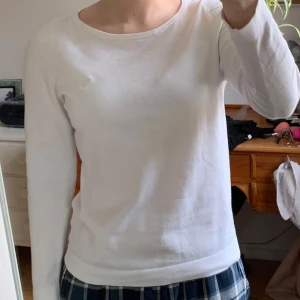 Vit långärmad tröja från Gant - Säljer en stilren vit långärmad tröja från Gant. Perfekt för en enkel och klassisk look. Tröjan är i en mjuk och bekväm bomullskvalitet. 