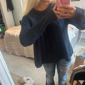 Mörkblå stickad tröja - Säljer en mysig mörkblå stickad tröja med kabelstickat mönster. Den är ”klockad” så lite volang aktig passform verkligen jättefin! Från hollister. Passar mig som oftast har xs.❤️