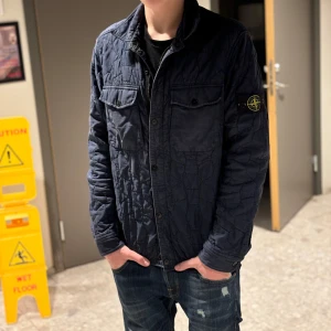 Stone island Quiltad - Tja! Säljer en helt magisk Stone island jacka/overshirt skulle mera säga jacka! Inga som helst defekter finns! Extremt fet!❤️✌️storlek L men abslout mera mot M hållet! Kan tänka mig att gå ner i pris vid snabb äffär 
